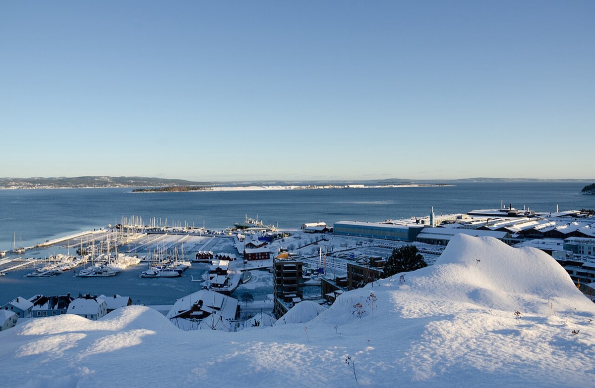 Holmestrand sett fra sjøen en vinterdag